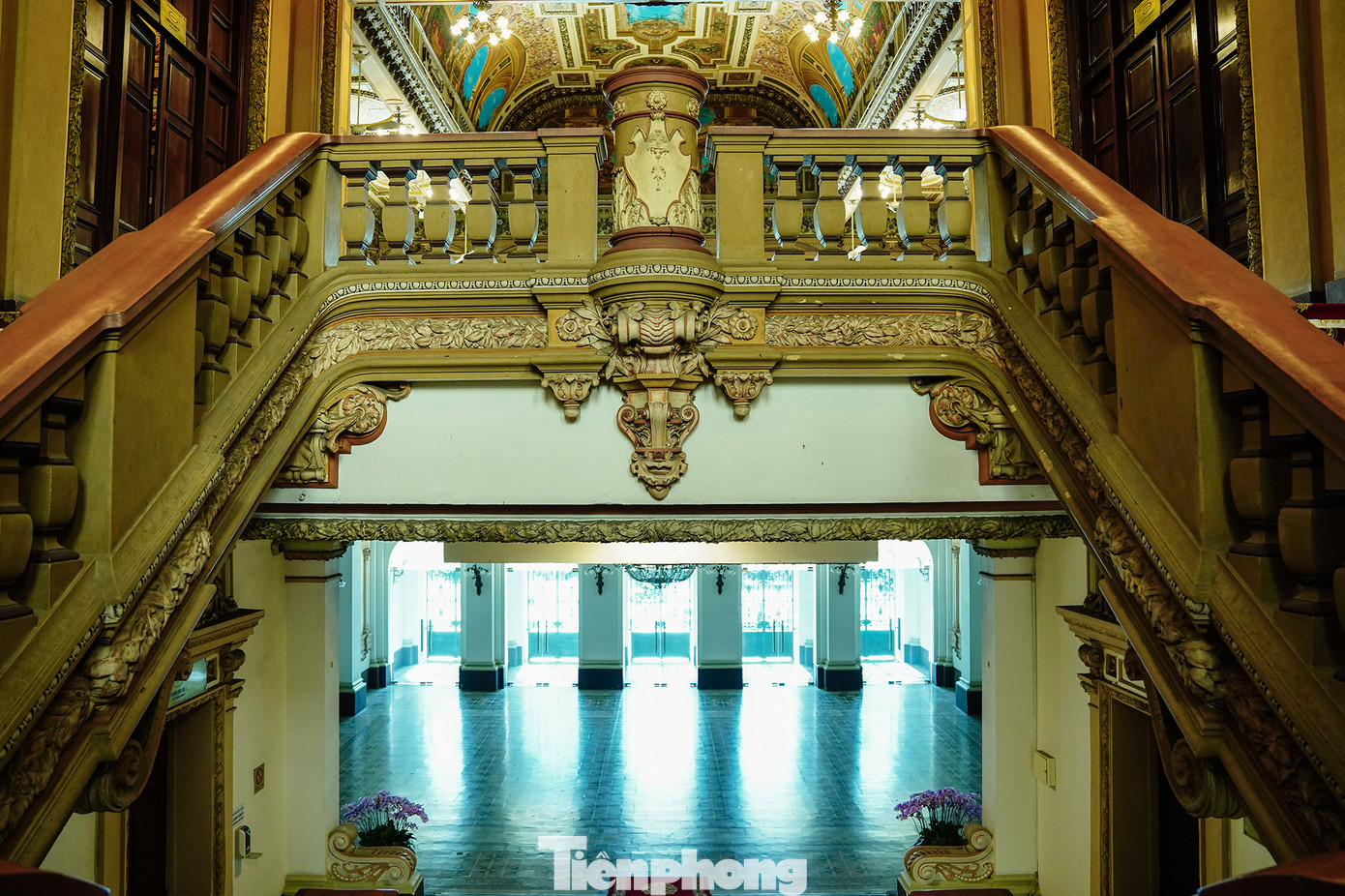 Từ ngày khánh thành, tòa nhà này là nơi làm việc và hội họp của chính quyền các thời kỳ. Từ sau ngày đất nước thống nhất đến nay, tòa nhà là nơi làm việc của HĐND và UBND TPHCM.