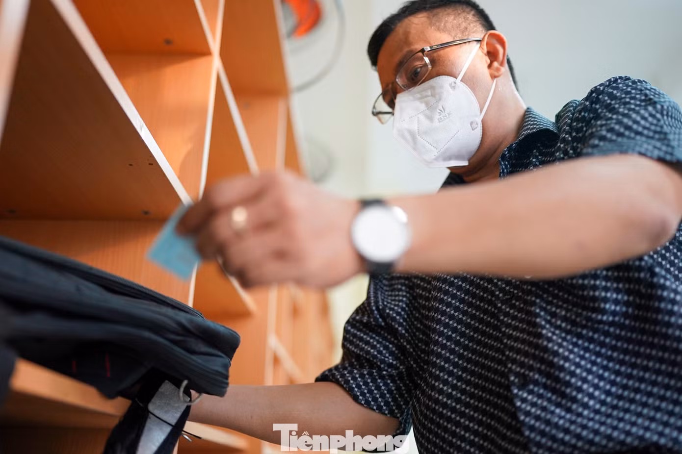 Cán bộ coi thi đang kiểm lại số báo danh và mã số gửi đồ trước khi đóng khu lưu giữ.