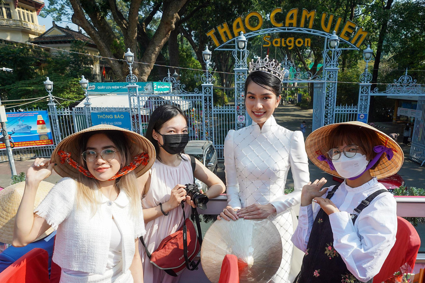 Trong một hoạt động khác, sự xuất hiện của Á hậu Phương Anh trên chuyến xe buýt hai tầng làm du khách thêm phần thích thú, hào hứng chụp ảnh cùng đại sứ du lịch của thành phố. Trong một hoạt động khác, sự xuất hiện của Á hậu Phương Anh trên chuyến xe buýt hai tầng làm du khách thêm phần thích thú, hào hứng chụp ảnh cùng đại sứ du lịch của thành phố.