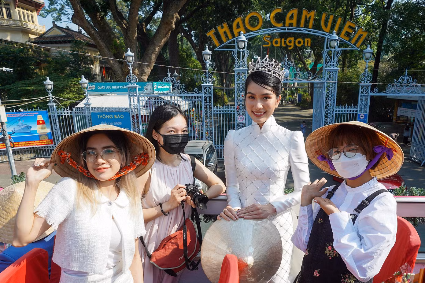 Trong một hoạt động khác, sự xuất hiện của Á hậu Phương Anh trên chuyến xe buýt hai tầng làm du khách thêm phần thích thú, hào hứng chụp ảnh cùng đại sứ du lịch của thành phố.