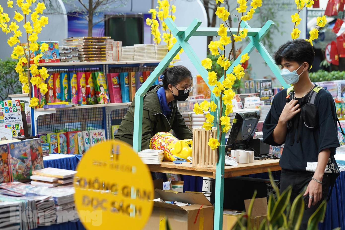 Khu vực đọc sách trục giữa của con đường đang được hoàn thiện các công đoạn cuối. Khu vực đọc sách trục giữa của con đường đang được hoàn thiện các công đoạn cuối.