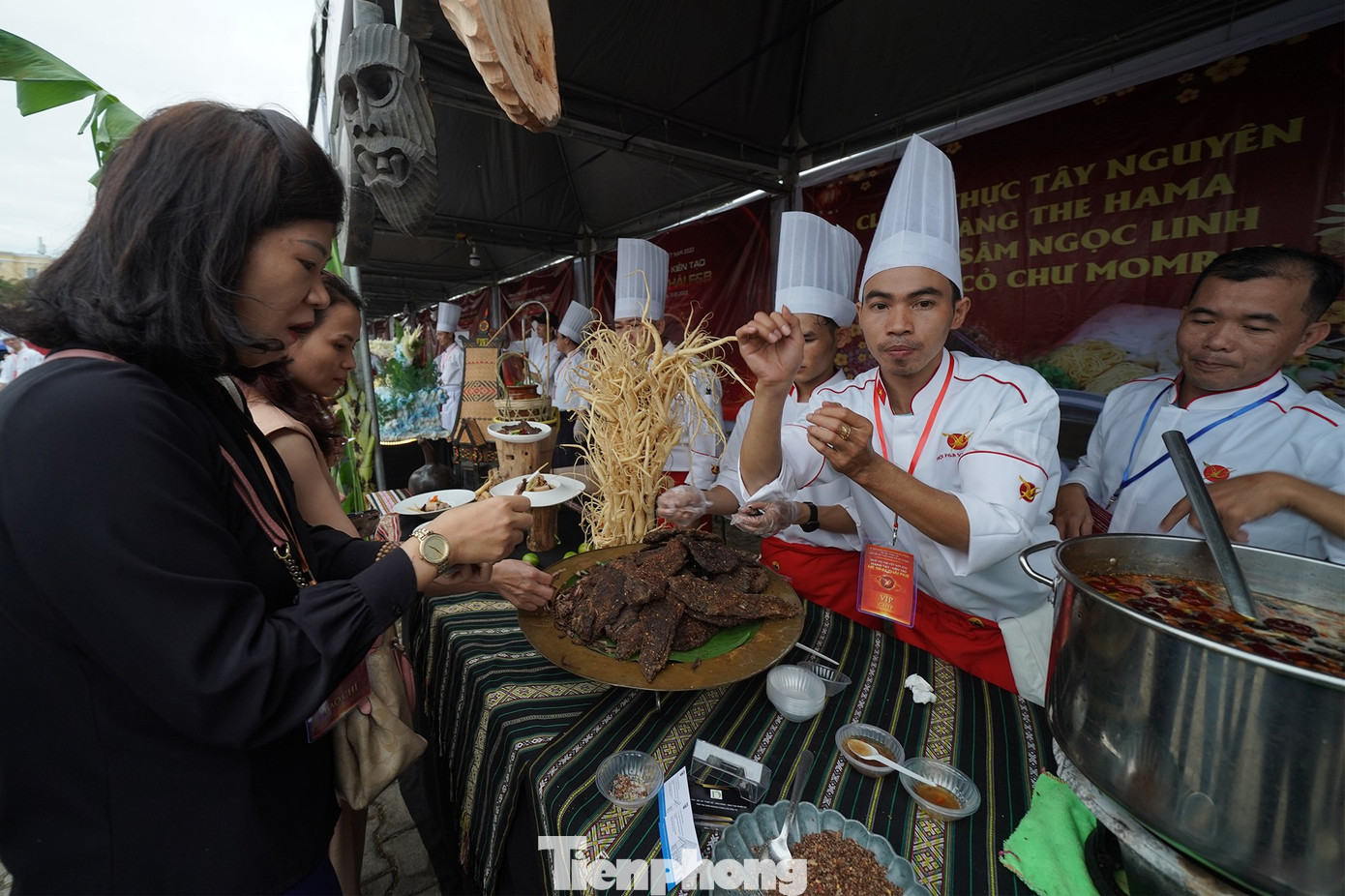 Ngày hội có 50 đơn vị tham gia gian hàng trưng bày, triển lãm, giới thiệu, quảng bá sản phẩm ẩm thực, thực phẩm chế biến sâu; sản phẩm đồ uống; nguyên phụ liệu dùng trong công nghiệp chế biến thực phẩm; máy móc thiết bị sản xuất, đóng gói, bảo quản,… Ngày hội có 50 đơn vị tham gia gian hàng trưng bày, triển lãm, giới thiệu, quảng bá sản phẩm ẩm thực, thực phẩm chế biến sâu; sản phẩm đồ uống; nguyên phụ liệu dùng trong công nghiệp chế biến thực phẩm; máy móc thiết bị sản xuất, đóng gói, bảo quản,…