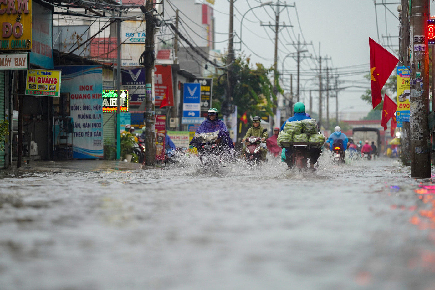 Cơn mưa nặng hạt kéo dài sáng sớm 10/5 khiến ngã ba Thới Hoà- Quách Điêu (thuộc xã Vĩnh Lộc A, huyện Bình Chánh) ngập nghiêm trọng.