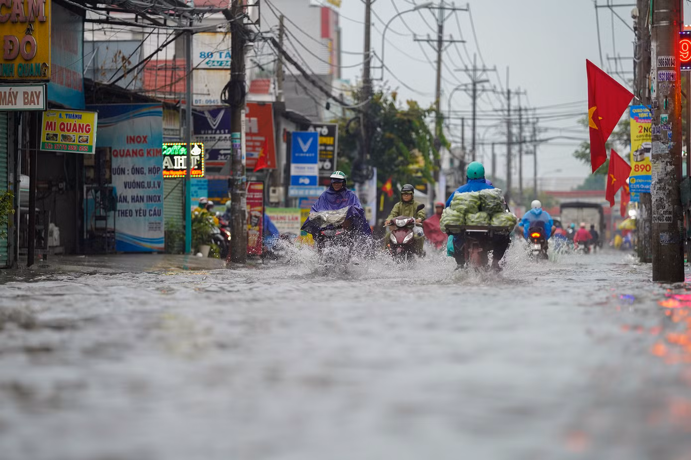 Cơn mưa nặng hạt kéo dài sáng sớm 10/5 khiến ngã ba Thới Hoà- Quách Điêu (thuộc xã Vĩnh Lộc A, huyện Bình Chánh) ngập nghiêm trọng.