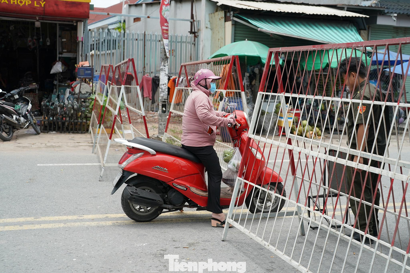 Người dân có nhà bên trong khu vực phong toả được kiểm soát chặt chẽ khi ra vào. Người dân có nhà bên trong khu vực phong toả được kiểm soát chặt chẽ khi ra vào.
