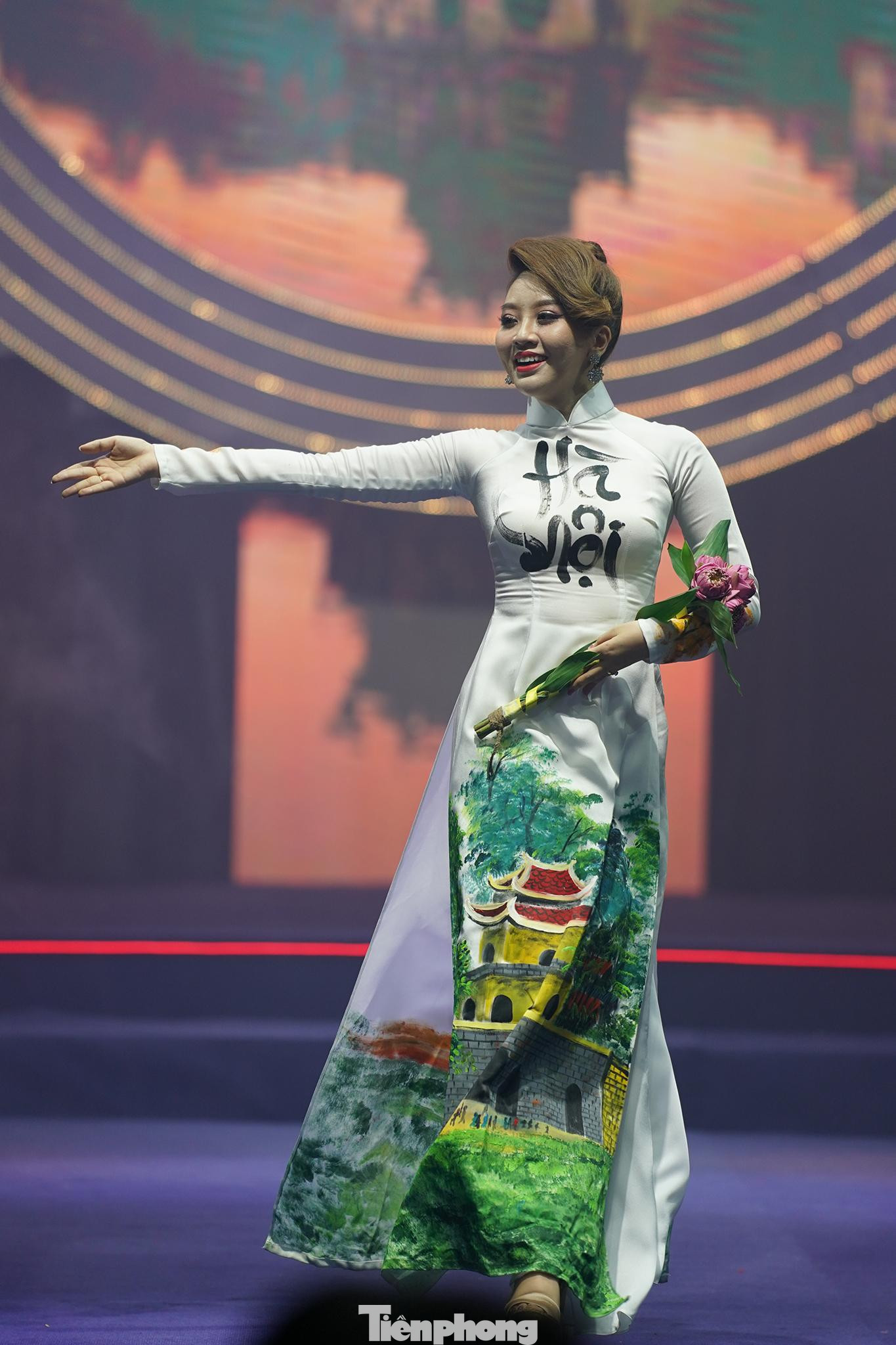 Tà áo dài đại diện cho nhóm điểm đến miền Bắc.