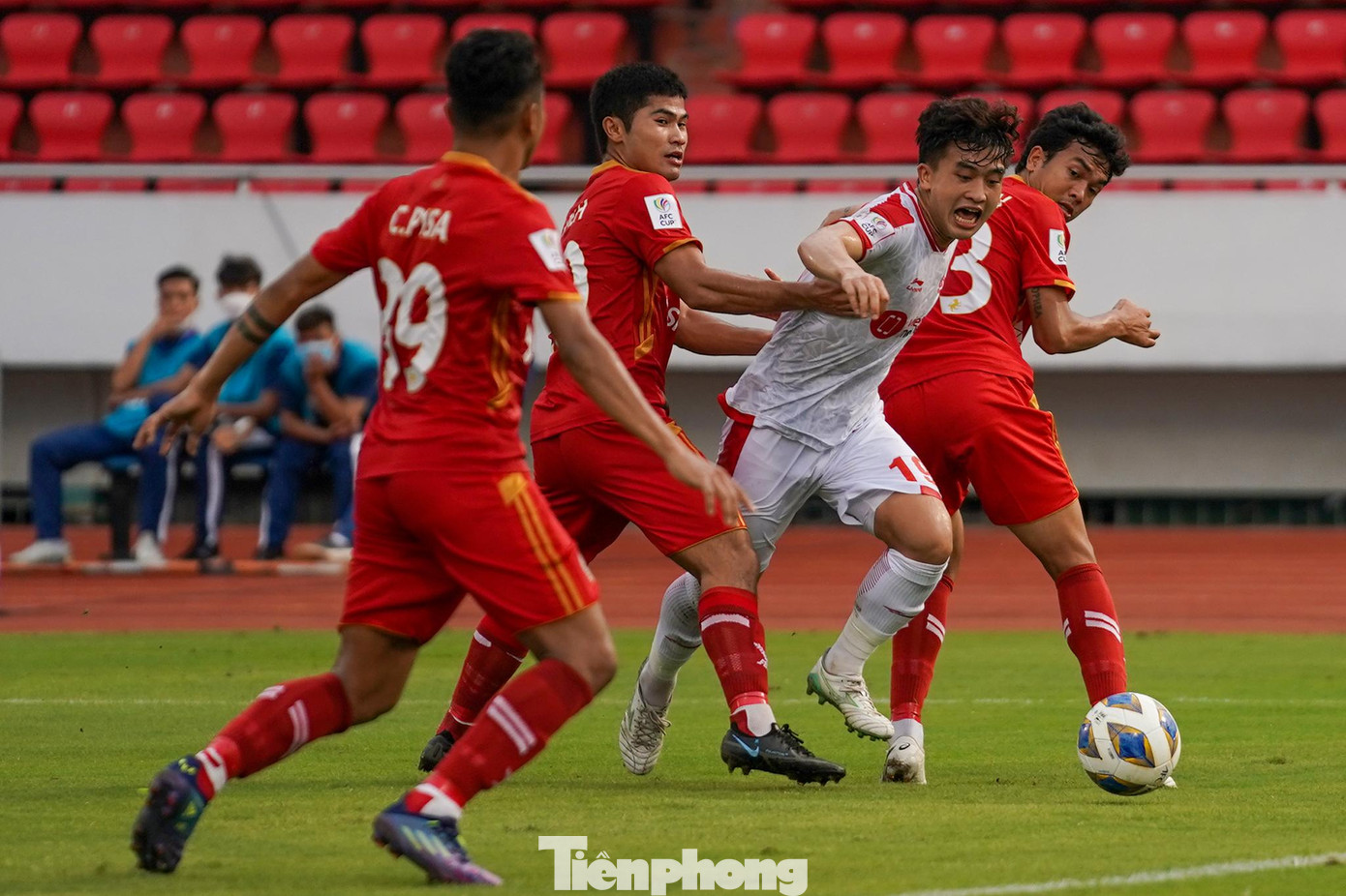 Hàng thủ Phnom Penh chơi tập trung và gắn kết, bọc lót cho nhau cản phá các đường tấn công từ nhiều phía của Viettel.