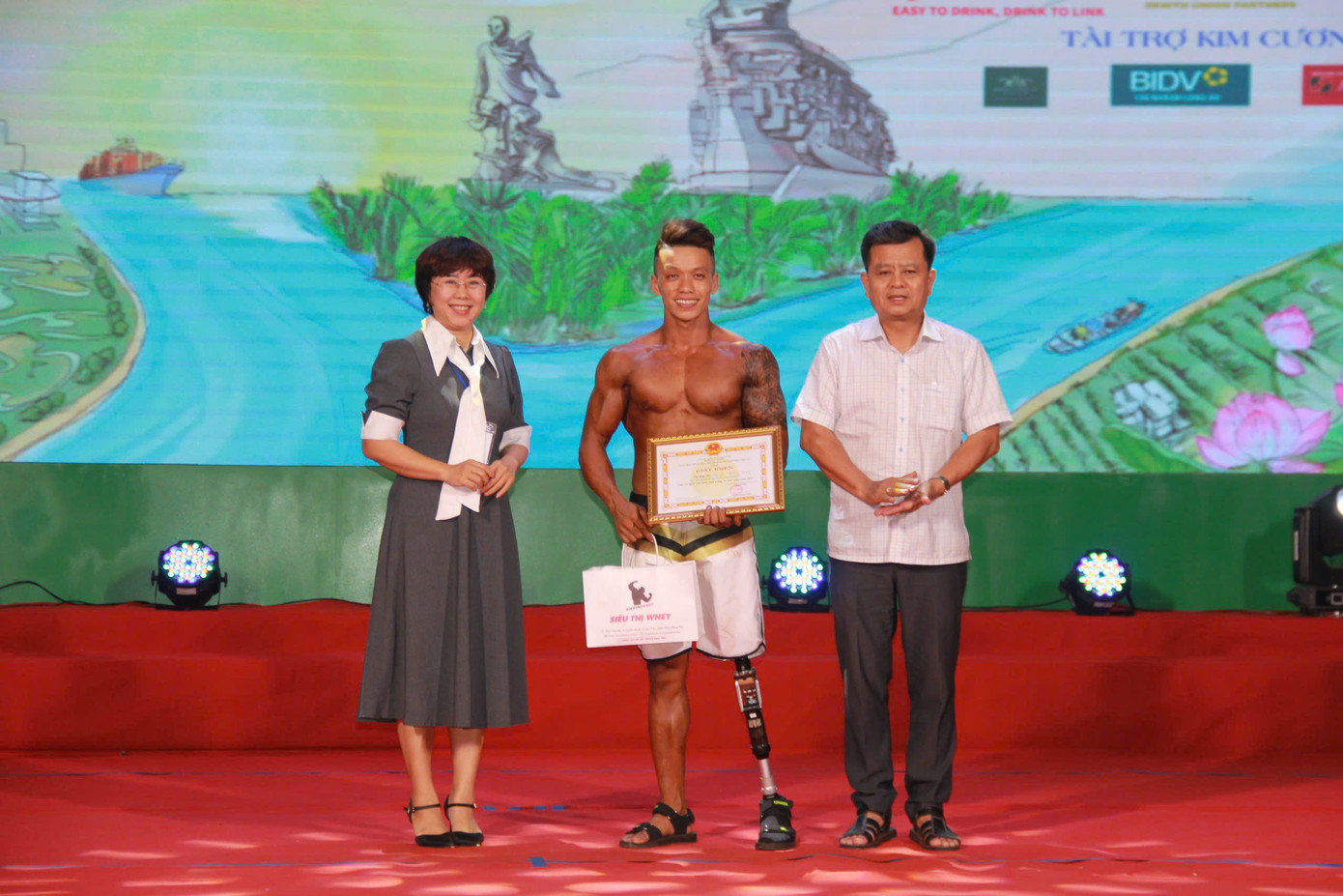 Ngày thi hôm nay để lại nhiều cảm xúc, đặc biệt là vận động viên Nguyễn Hoàng Long, đến từ TPHCM. Dù mất 1 chân nhưng anh vẫn nỗ lực tập luyện, vào đến chung kết và đoạt hạng 5 phần thi nam Sport Physique chiều cao đến 165cm.