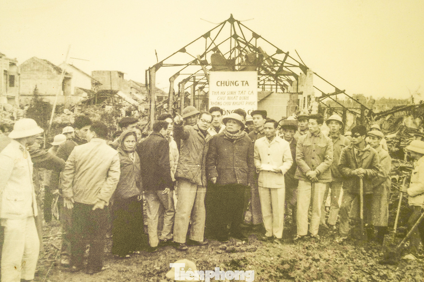 Chủ tịch nước Tôn Đức Thắng thăm và động viên đồng bào Khâm Thiên (Hà Nội) bị ném bom đêm 26/12/1972.