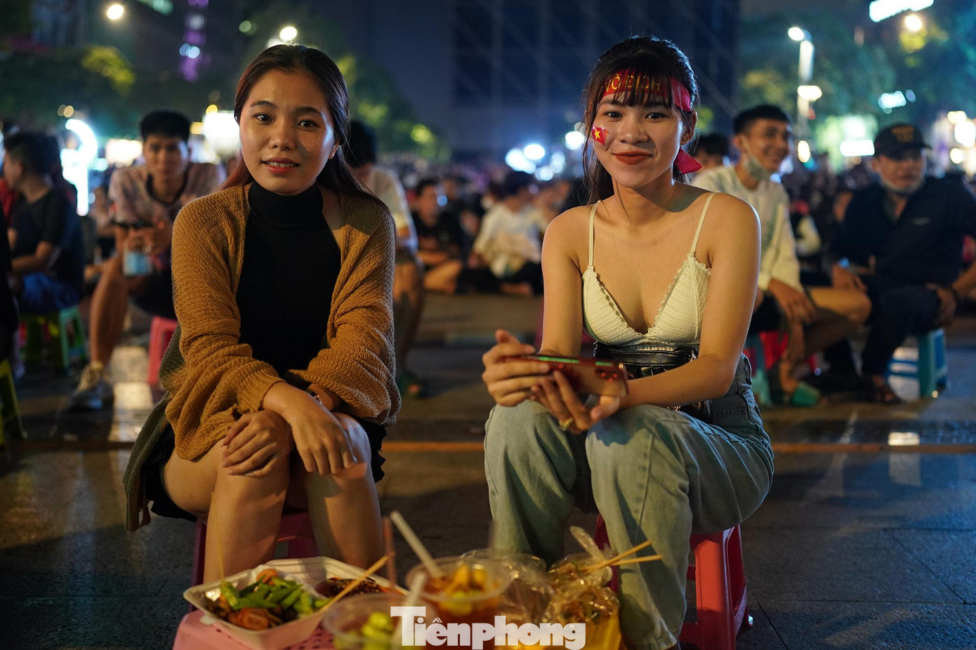 Bạn Nguyễn Thị Thu Oanh (trái) và bạn Mai Mỹ Tiên đi từ quận Bình Tân lên đây để xem và cũng mua hơn 220.000 đồng tiền nước uống, đồ ăn mới có ghế ngồi ở phố đi bộ.