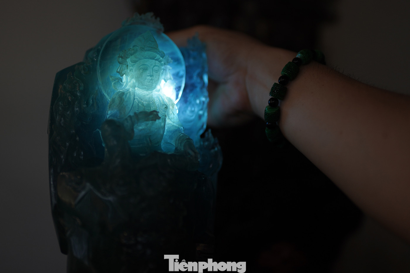 Pho tượng Quán thế âm bồ tát bằng đá bán quý Aquamarine khi được chiếu đèn xuyên quang.