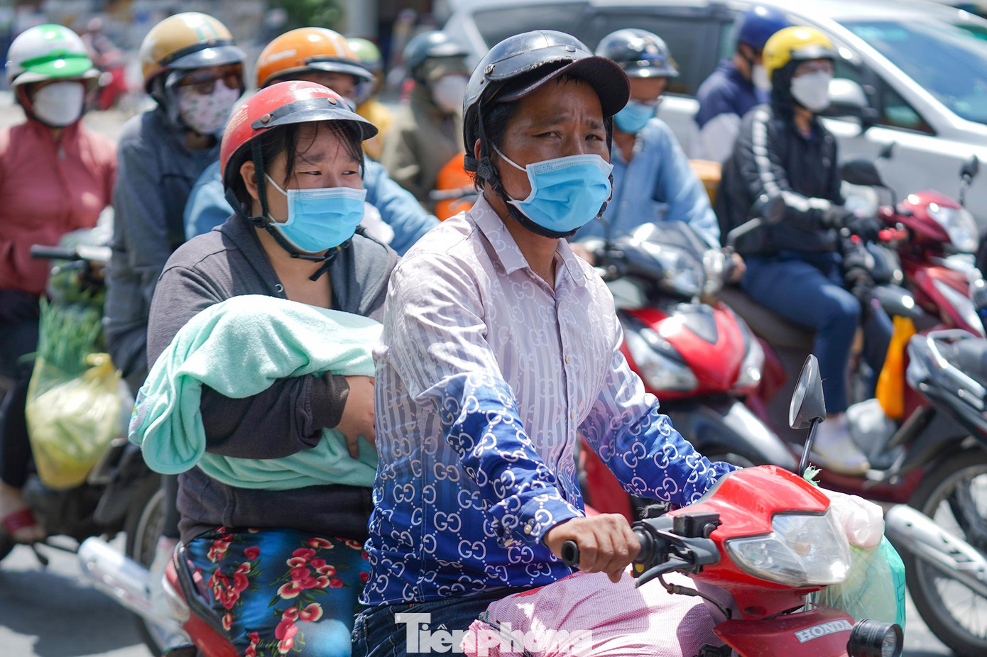 Trời nắng khá gắt, nhiều người dân cảm thấy mệt mỏi, vất vả nhất là những phụ nữ có con nhỏ bế trên tay như thế này.