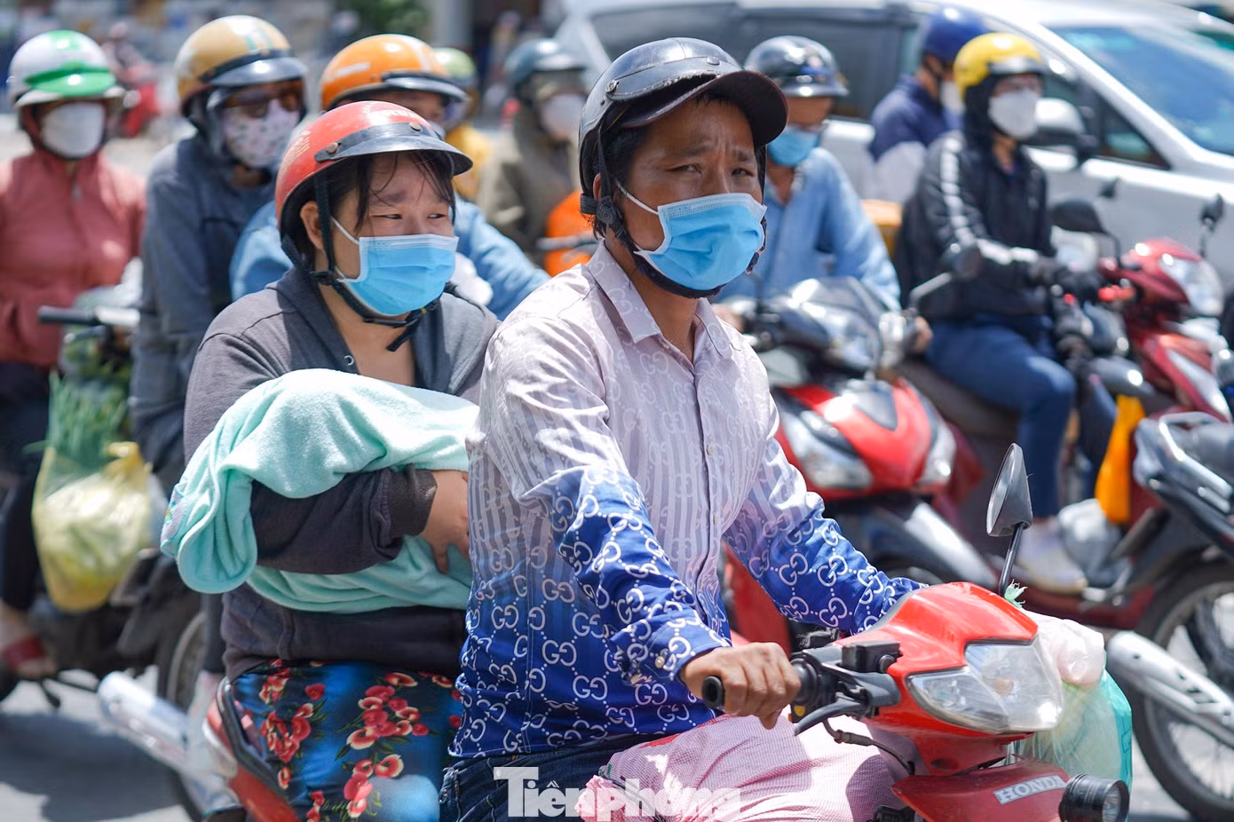 Trời nắng khá gắt, nhiều người dân cảm thấy mệt mỏi, vất vả nhất là những phụ nữ có con nhỏ bế trên tay như thế này.