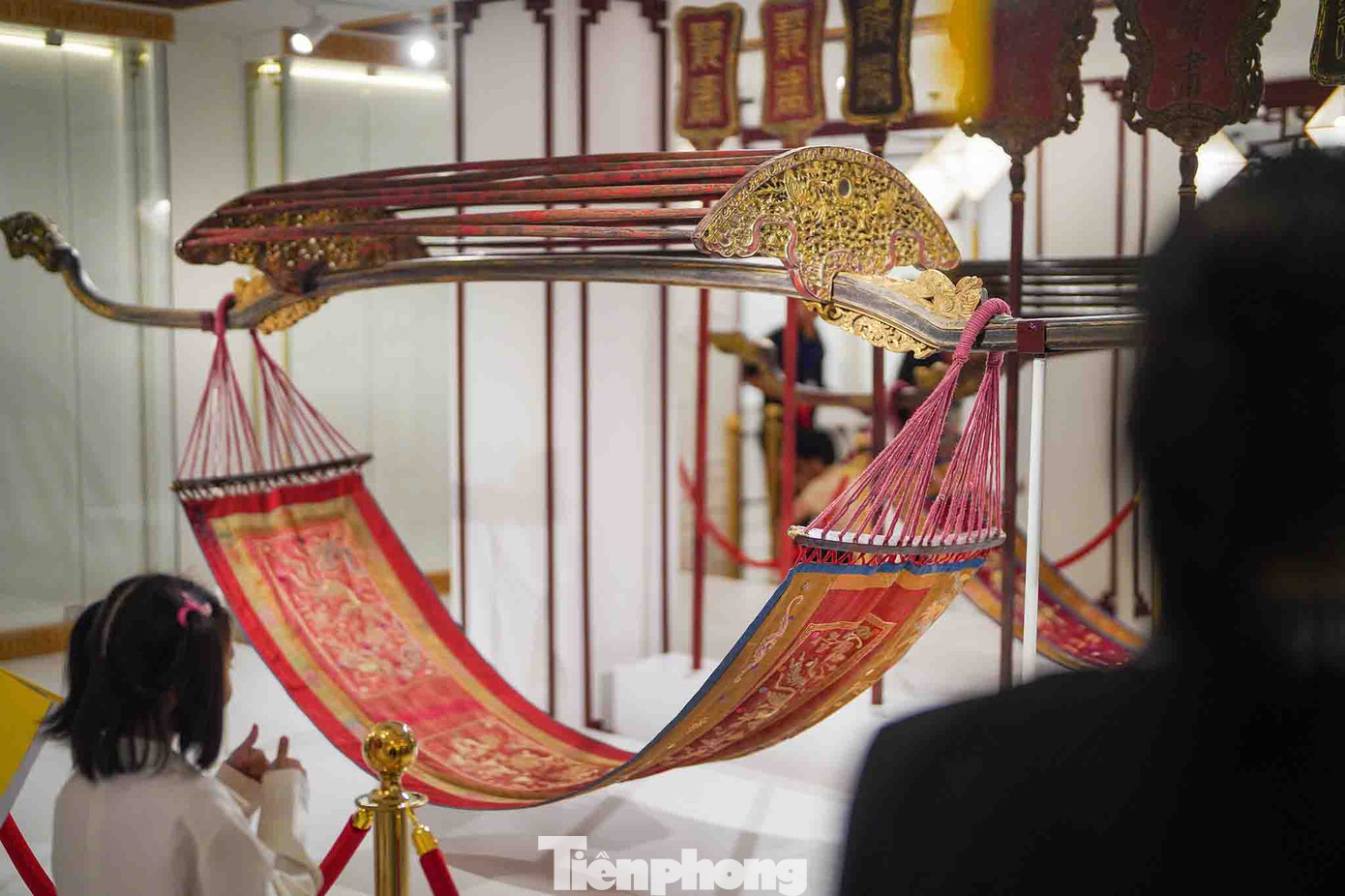 Họa tiết trang trí thân rồng, phụng được thể hiện bằng chỉ vàng, giữ được màu sắc của chất liệu theo thời gian. Hai chiếc võng thu hút quan khách dừng lại chiêm ngưỡng khá lâu.