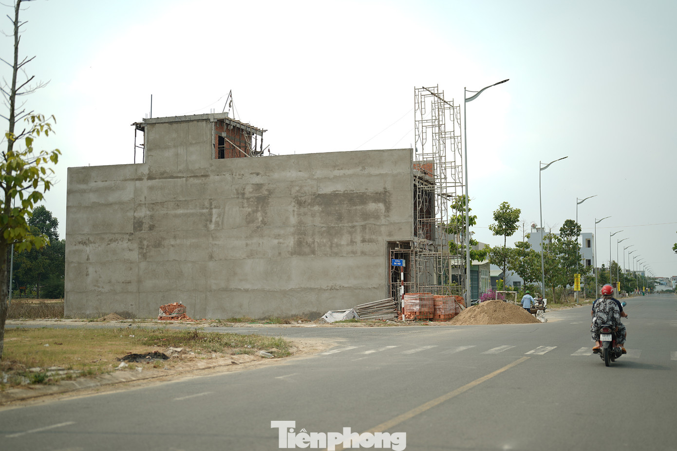 Một công trình nhà ở đang xây dựng bên trong khu đô thị.