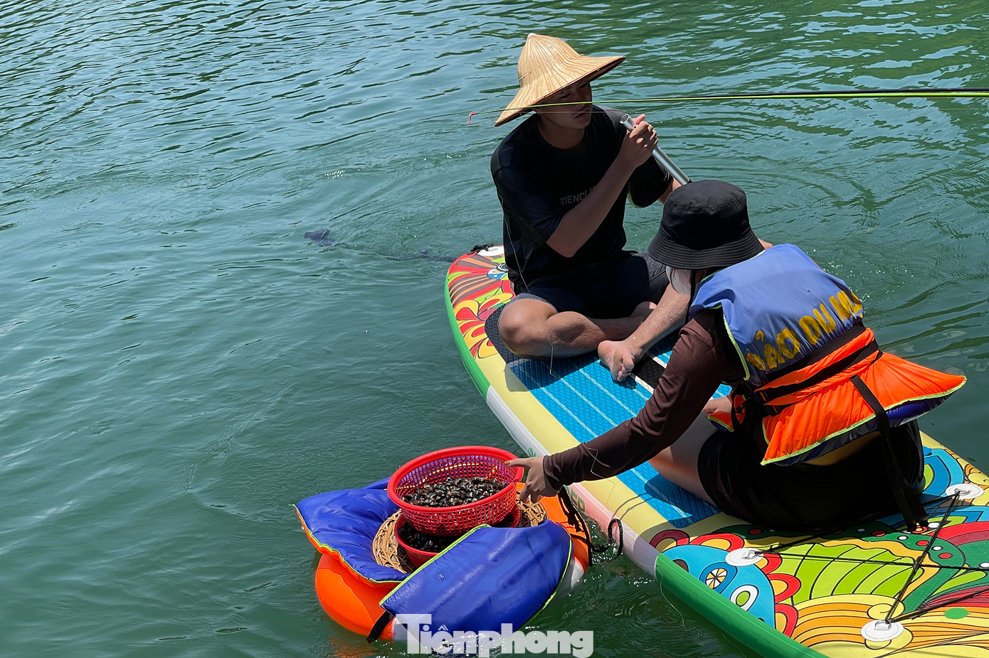 Độc đáo hơn chính là trải nghiệm bơi thuyền SUB đi mò hến. Phần chế biến món hến xúc bánh tráng sẽ được đội hỗ trợ trên đảo Du Mục thực hiện. Độc đáo hơn chính là trải nghiệm bơi thuyền SUB đi mò hến. Phần chế biến món hến xúc bánh tráng sẽ được đội hỗ trợ trên đảo Du Mục thực hiện.