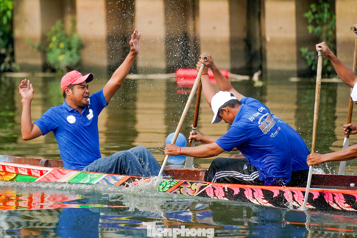 Đội Klang Ong với cú ôm cua ngoạn mục bỏ xa đối thủ, băng băng về đích ở lượt đấu tứ kết. Đua ghe ngo là một phần quan trọng trong Lễ hội Ok-Om-Bok (được biết đến với tên gọi quen thuộc là Lễ Đút cốm dẹp hay Lễ hội Cúng trăng), một lễ hội truyền thống có ý nghĩa trong đời sống tinh thần của đồng bào dân tộc Khmer.
