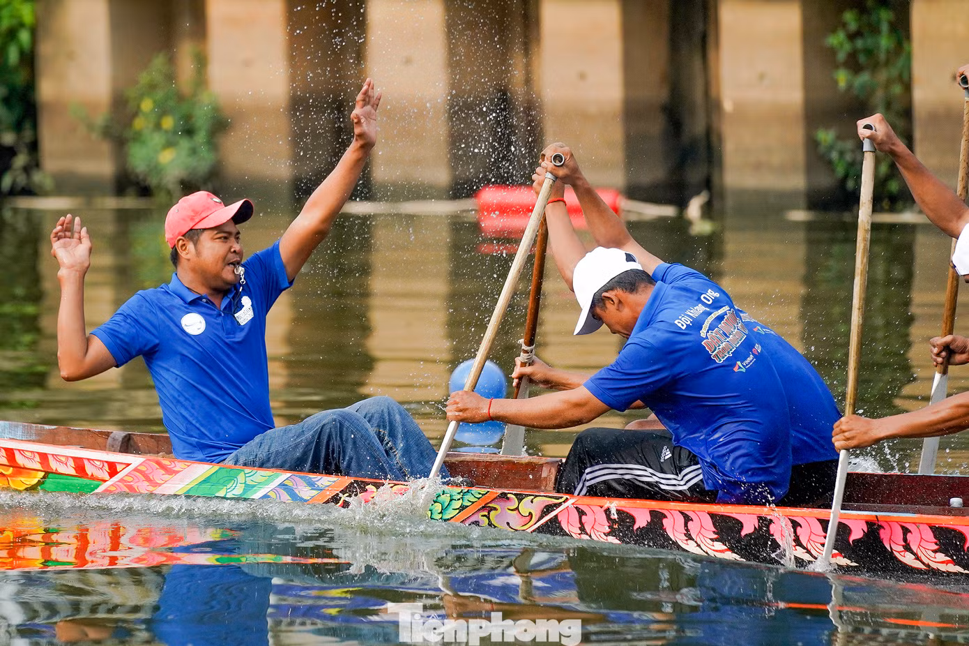 Đội Klang Ong với cú ôm cua ngoạn mục bỏ xa đối thủ, băng băng về đích ở lượt đấu tứ kết. Đua ghe ngo là một phần quan trọng trong Lễ hội Ok-Om-Bok (được biết đến với tên gọi quen thuộc là Lễ Đút cốm dẹp hay Lễ hội Cúng trăng), một lễ hội truyền thống có ý nghĩa trong đời sống tinh thần của đồng bào dân tộc Khmer.