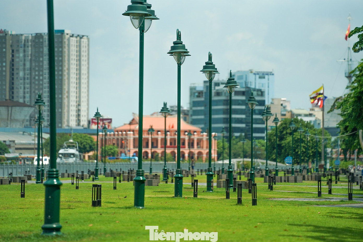 Tầm giữa trưa, công viên bến Bạch Đằng không một bóng người.