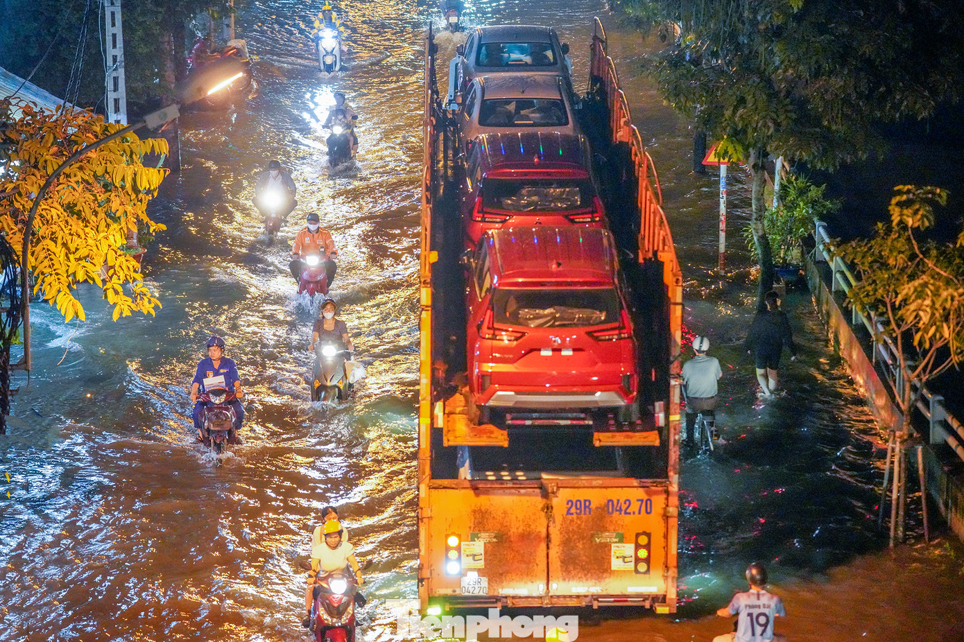 Dự báo trong những ngày tới, TPHCM tiếp tục có mưa rào và giông, có nơi mưa vừa, mưa to đến rất to. Mưa to tập trung chủ yếu về chiều và tối. Trong cơn giông đề phòng lốc, sét và gió giật mạnh.