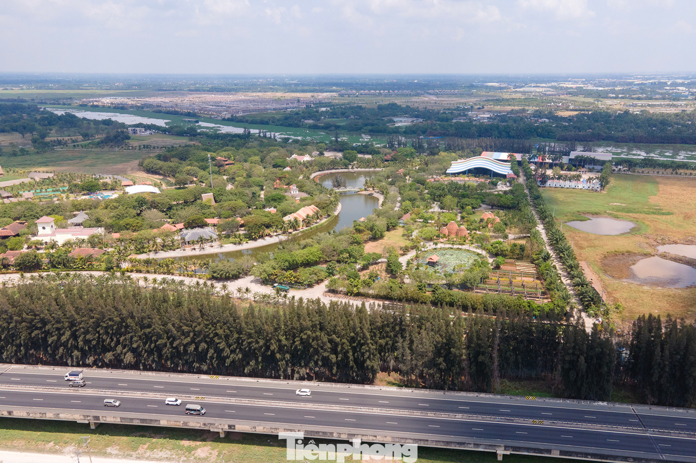 Chỉ đến khi Hương lộ 10 từ Quốc lộ 1A vào khu dự án được mở rộng, thảm nhựa và các công trình như cổng khu Happy Land, phim trường... mọc lên với diện tích khủng thì đất đai bắt đầu "nóng" lên, giá tăng hàng ngày, hết “cơn sốt” này tới “cơn sốt” khác. Có lúc, đất ở khu vực này cao hơn thị trấn Bến Lức kề bên, hay TP Tân An cách đó hơn 10 cây số.