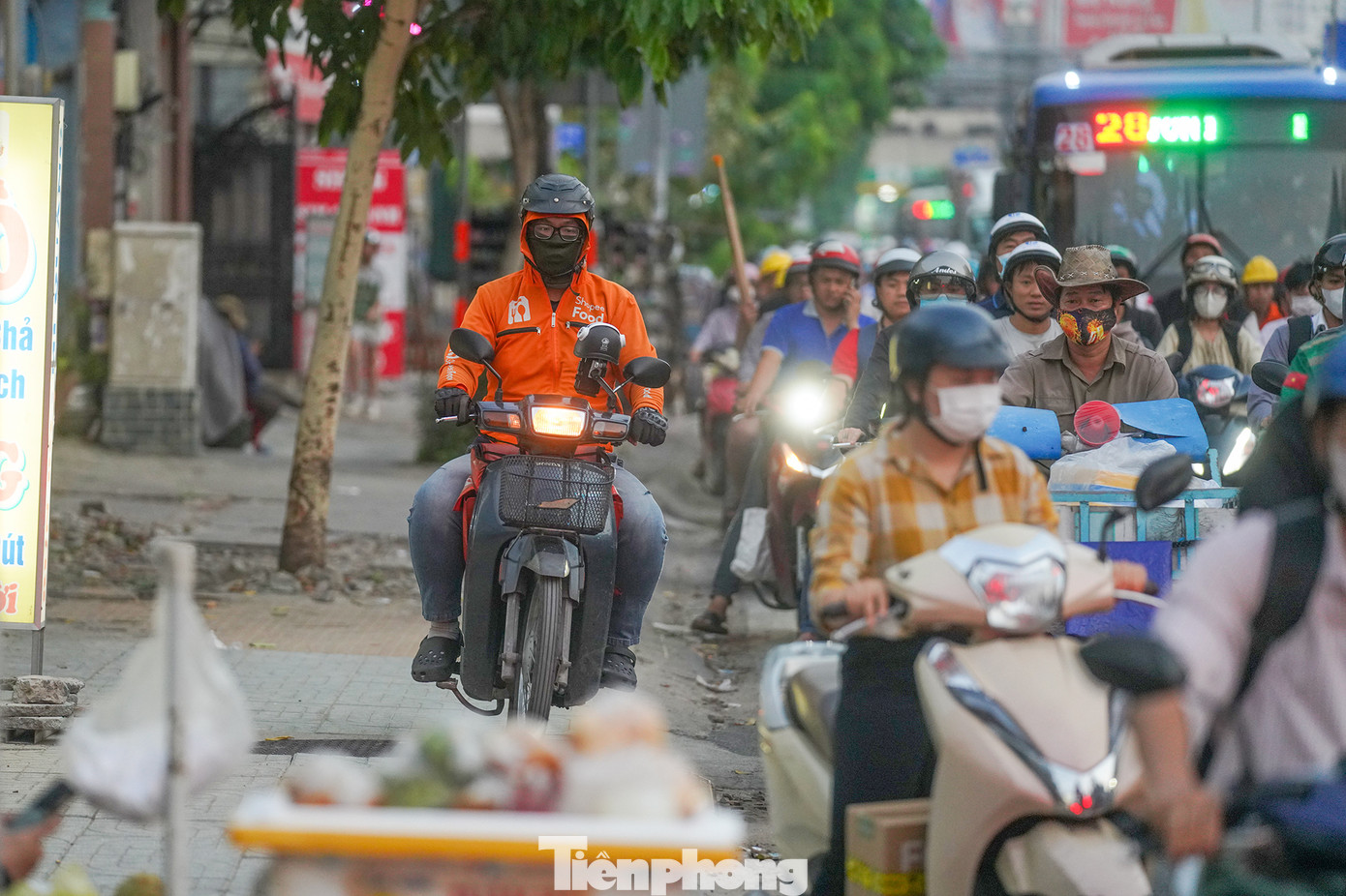 Nhiều người vẫn thản nhiên vi phạm luật.