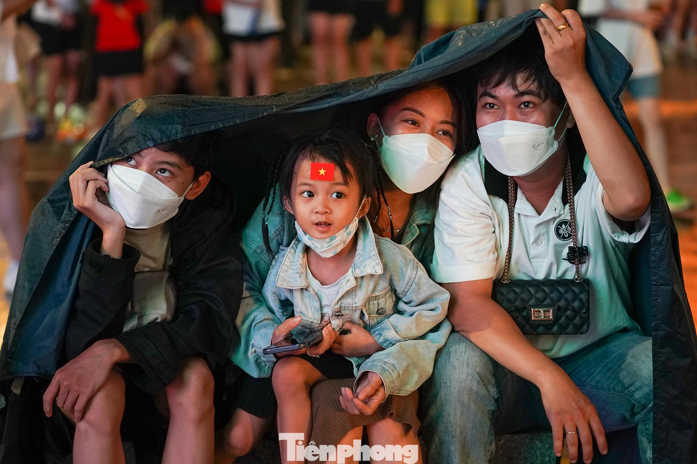 Khu vực phố đi bộ Nguyễn Huệ đã rất lâu rồi mới có lại được không khí cỗ vũ bóng đá như thế này. Khu vực phố đi bộ Nguyễn Huệ đã rất lâu rồi mới có lại được không khí cỗ vũ bóng đá như thế này.