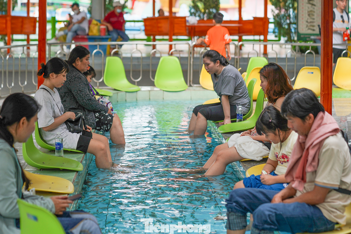 Nếu ngại tắm biển nhân tạo, du khách có thể lựa chọn ngâm chân, trải nghiệm massage cá.