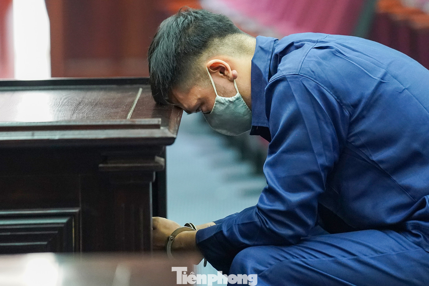 Trong khi chờ HĐXX vào, cha đẻ bé Vân An luôn cúi gầm mặt.