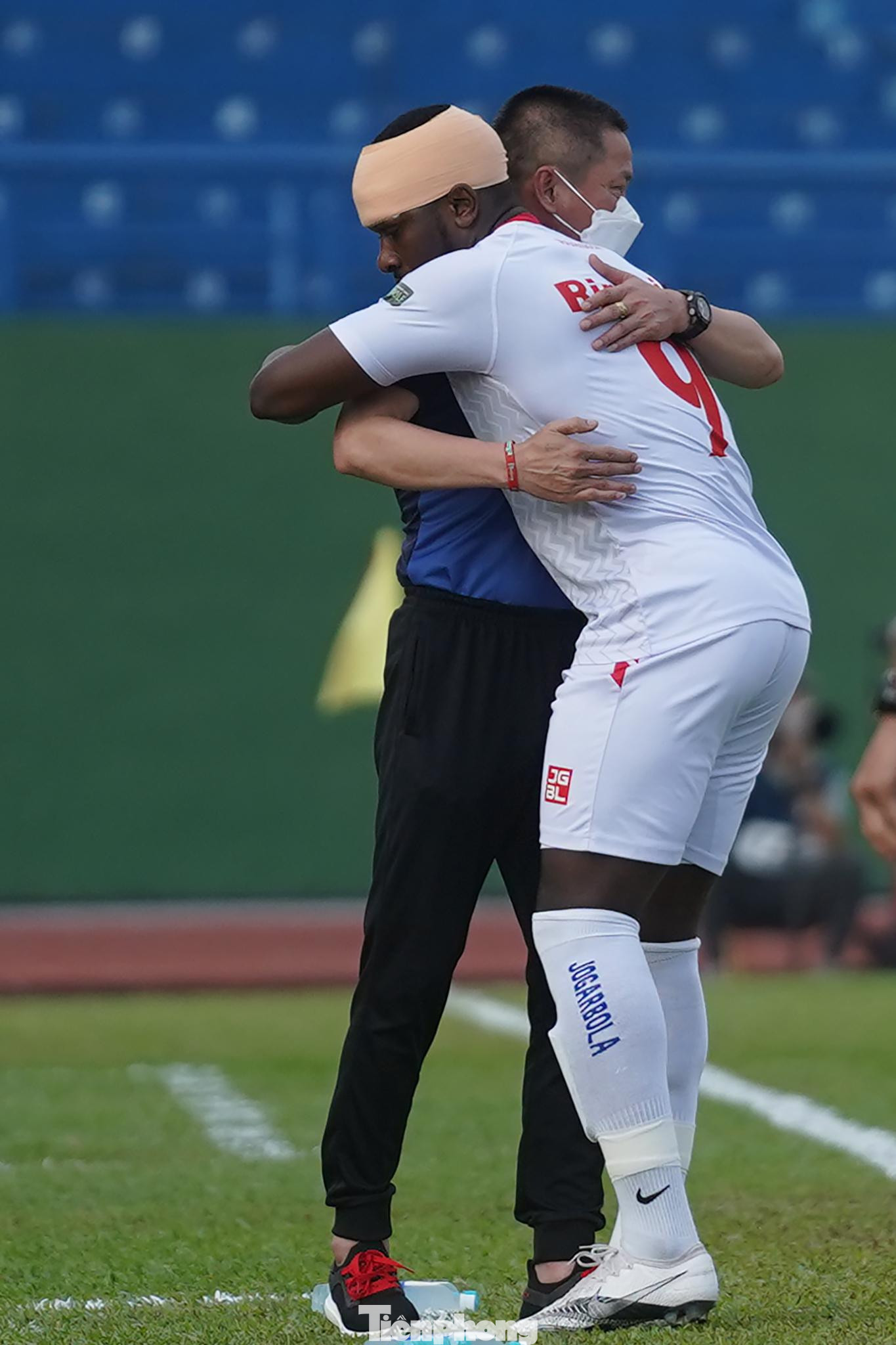 Romario chia vui với HLV Chu Đình Nghiêm.