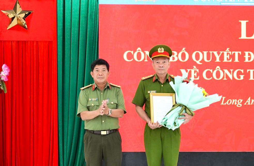 Đại tá Thái Hữu Đức nhận quyết định.