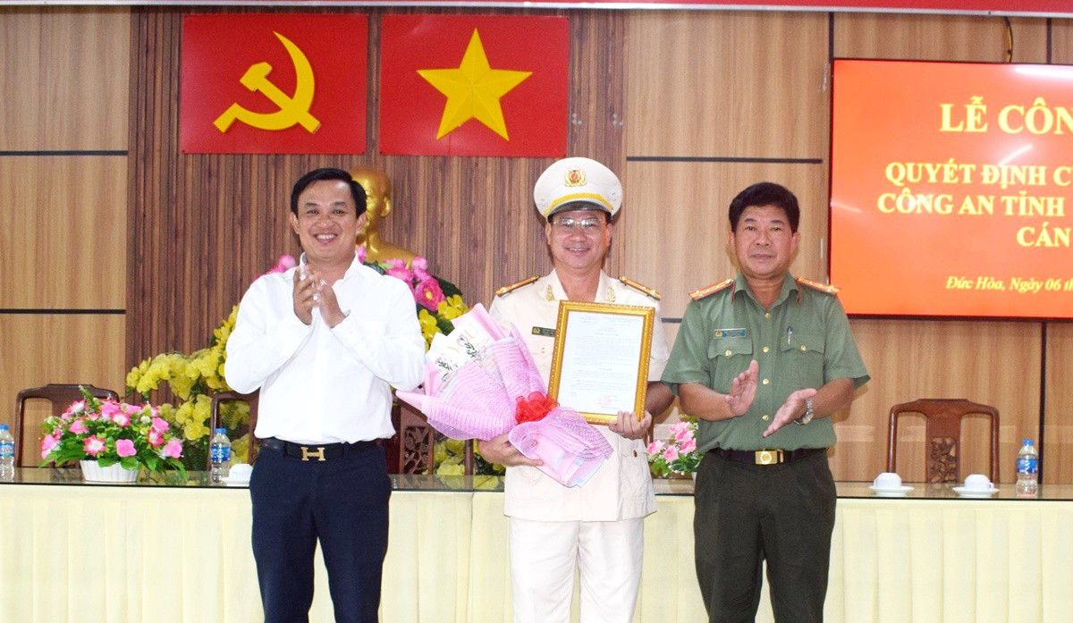 Thượng tá Huỳnh Văn Trinh nhận quyết định điều động.