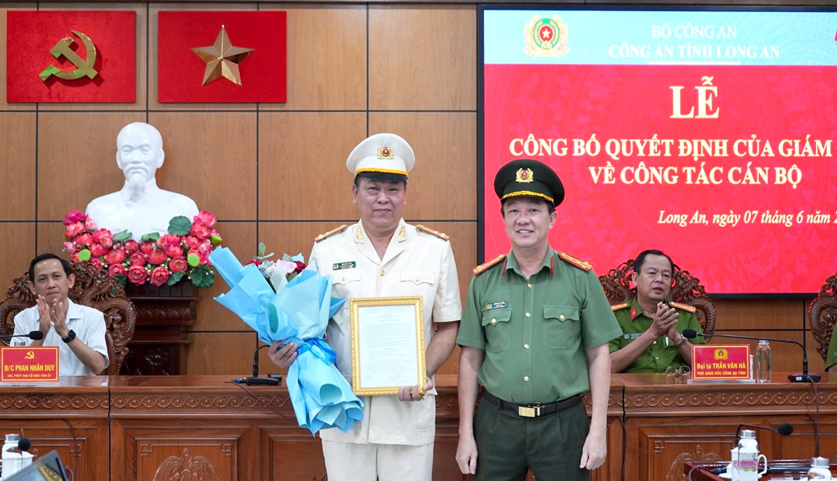 Thượng tá Nguyễn Sơn nhận quyết định từ Đại tá Lâm Minh Hồng.