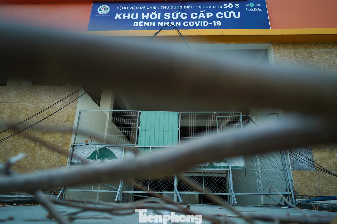 Lối vào Bệnh viện dã chiến số 3 đóng kín cửa và bên ngoài nhếch nhác.