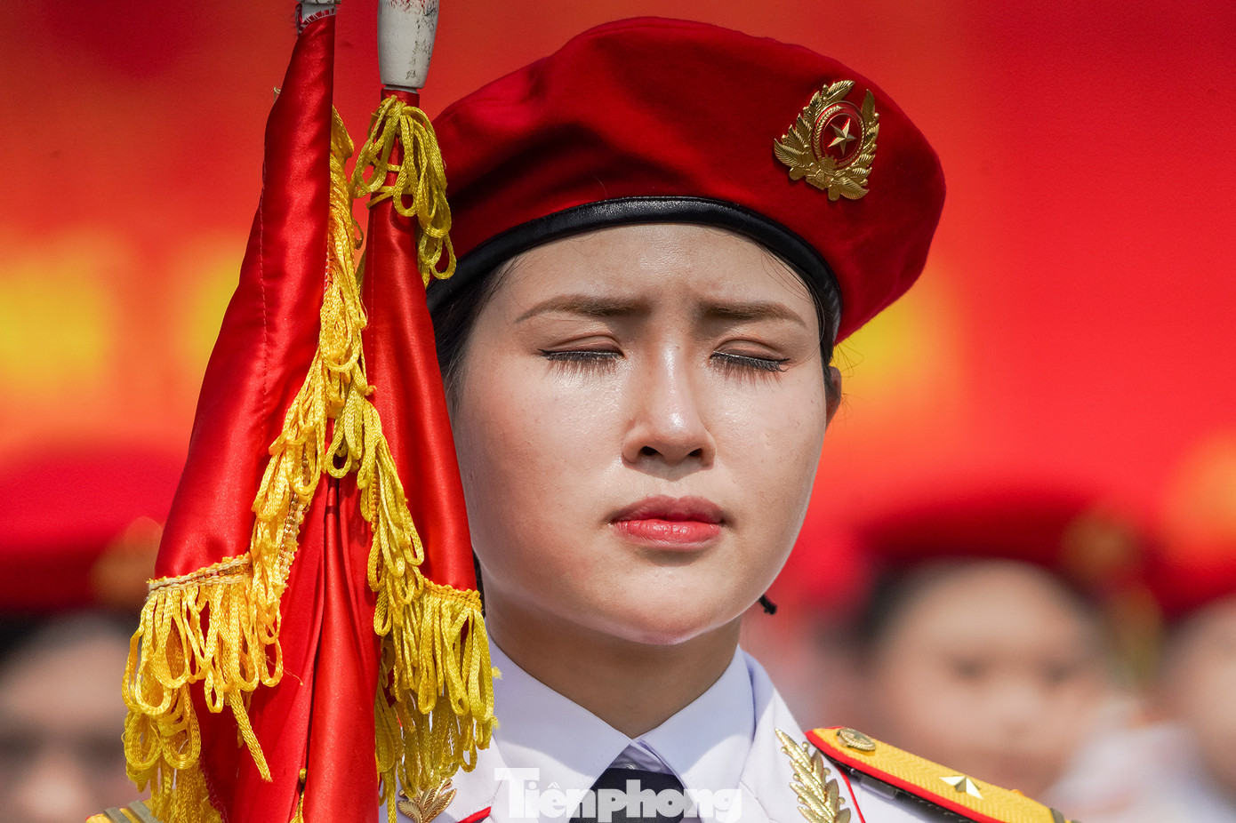 Khoảnh khắc "tập thở" để chống lại tiết trời oi bức của chiến sĩ khối Quân Nhạc.