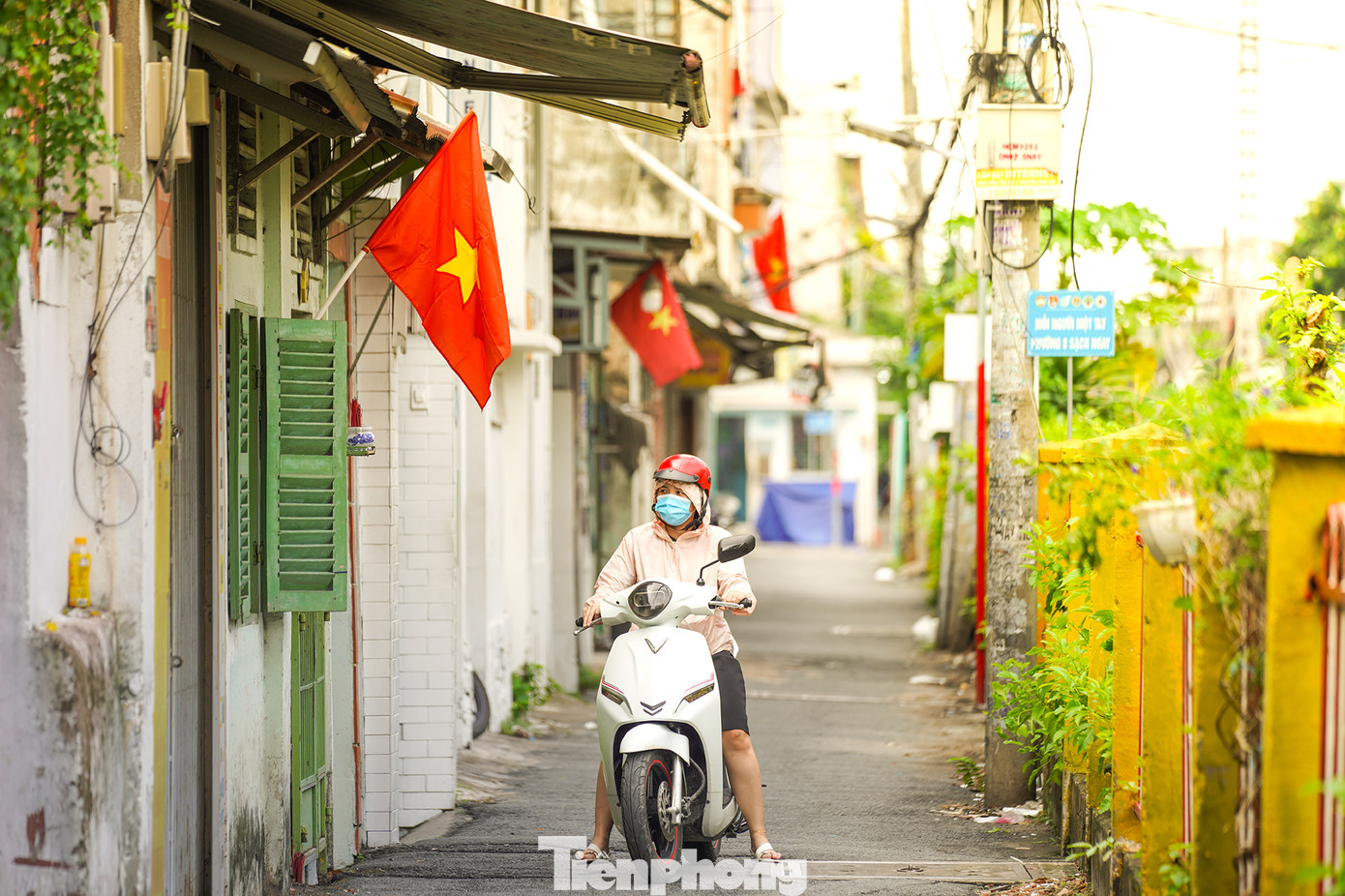 Dọc tuyến đường sắt chạy qua nội đô TPHCM cũng rợp sắc đỏ. Dọc tuyến đường sắt chạy qua nội đô TPHCM cũng rợp sắc đỏ.