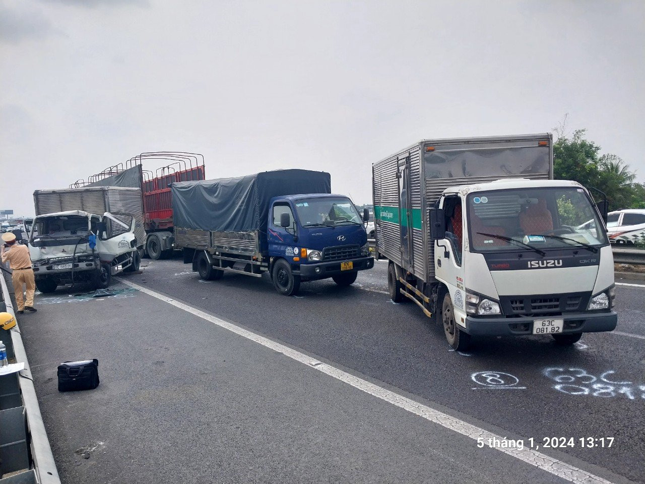 Hiện trường vụ va chạm của 5 xe ô tô. Hiện trường vụ va chạm của 5 xe ô tô.