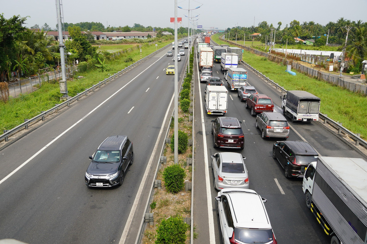 Kẹt xe kéo dài trên cao tốc. Kẹt xe kéo dài trên cao tốc.