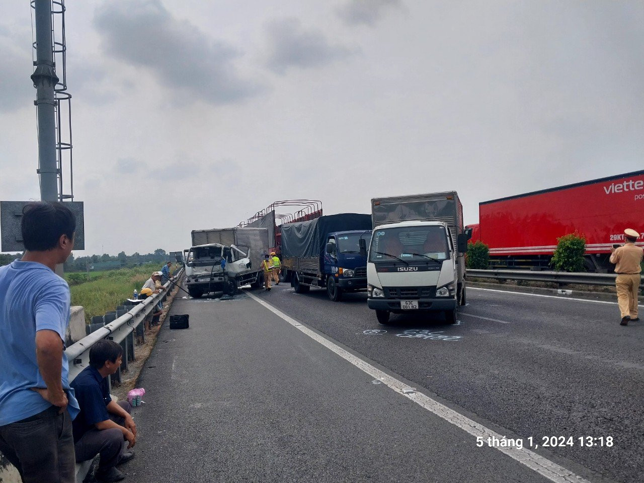 Đến đầu giờ trưa, CSGT vẫn còn khám nghiệm hiện trường. Đến đầu giờ trưa, CSGT vẫn còn khám nghiệm hiện trường.