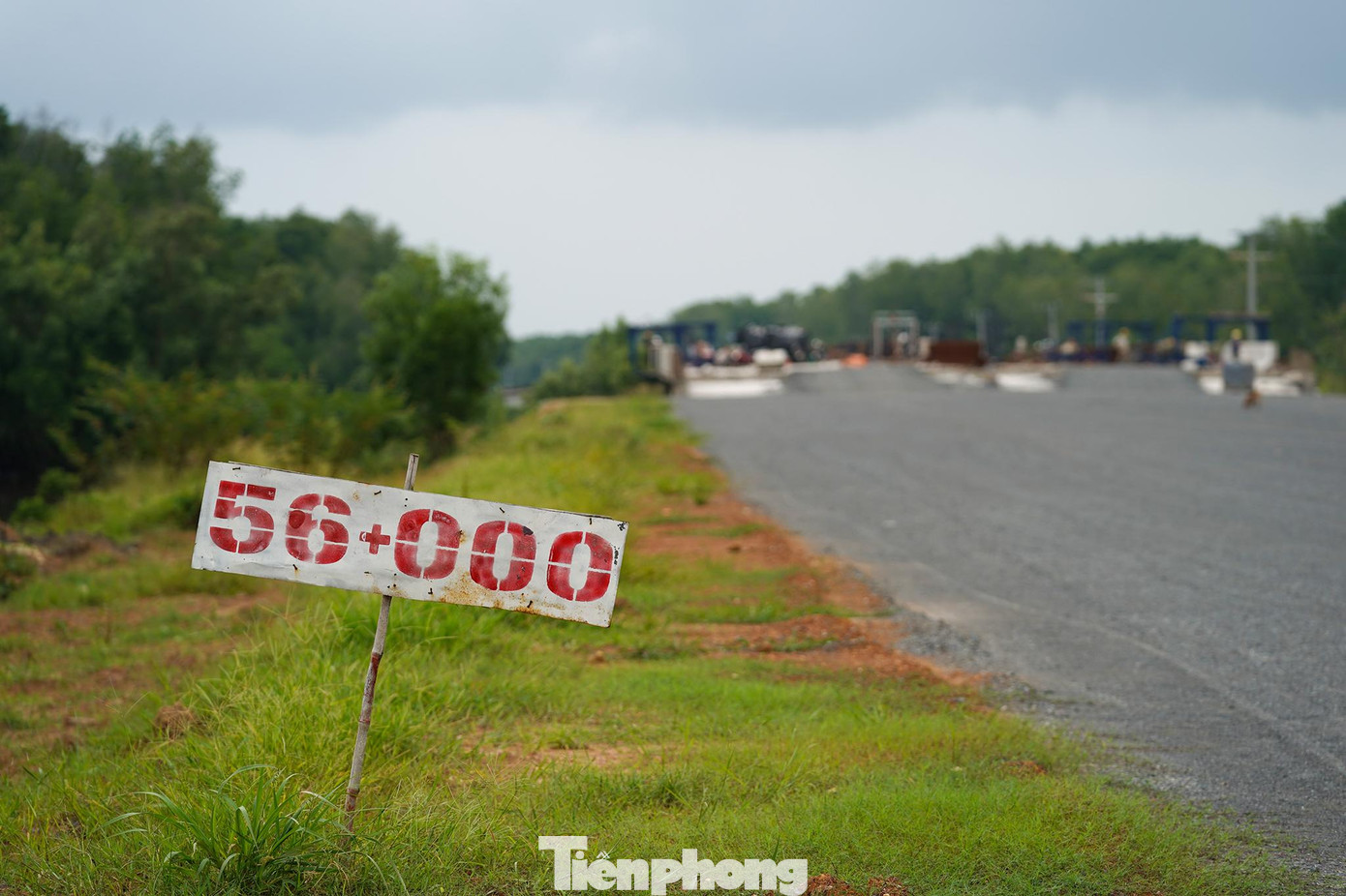 Cột mốc cây số tạm được cắm tại đoạn kết thúc của cao tốc.