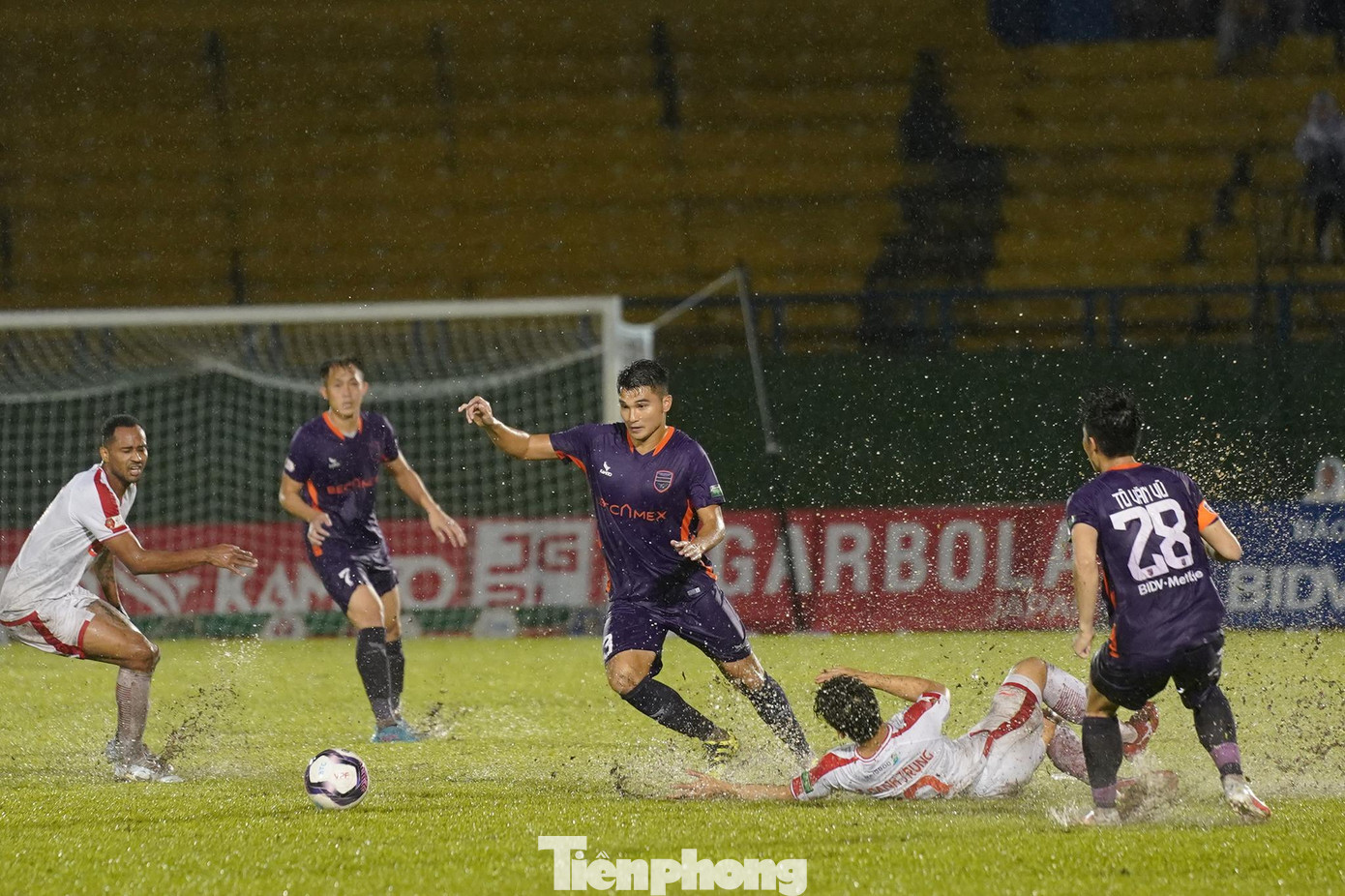 Bị dẫn bàn nên Viettel đã chủ động đẩy cao đội hình với những pha tấn công liên tục trên phần sân của đội chủ nhà, đặc biệt HLV Bae Ji-won đã tung gương mặt trẻ Phan Tuấn Tài vào sân thay cho Hoàng Minh từ ngay đầu hiệp 2. Tuy nhiên, sự nôn nóng đã khiến những cú dứt điểm của đội khách thiếu độ chuẩn xác, nên vẫn chưa thể làm khó được thủ thành Sơn Hải. Bị dẫn bàn nên Viettel đã chủ động đẩy cao đội hình với những pha tấn công liên tục trên phần sân của đội chủ nhà, đặc biệt HLV Bae Ji-won đã tung gương mặt trẻ Phan Tuấn Tài vào sân thay cho Hoàng Minh từ ngay đầu hiệp 2. Tuy nhiên, sự nôn nóng đã khiến những cú dứt điểm của đội khách thiếu độ chuẩn xác, nên vẫn chưa thể làm khó được thủ thành Sơn Hải.