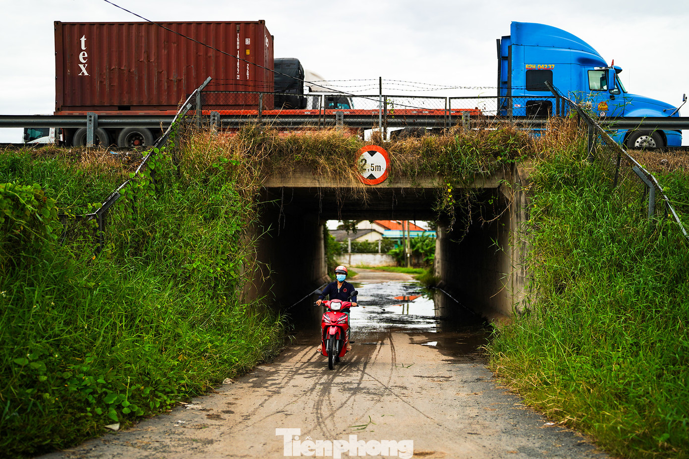 Cao tốc TPHCM-Trung Lương vẫn có nhiều đoạn hầm chui.