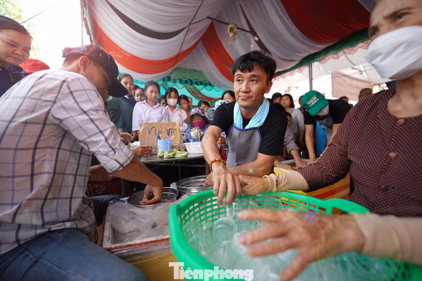 Rất đông thực khách, nhất là mấy bạn học sinh đứng chờ đến lượt nhận kem.
