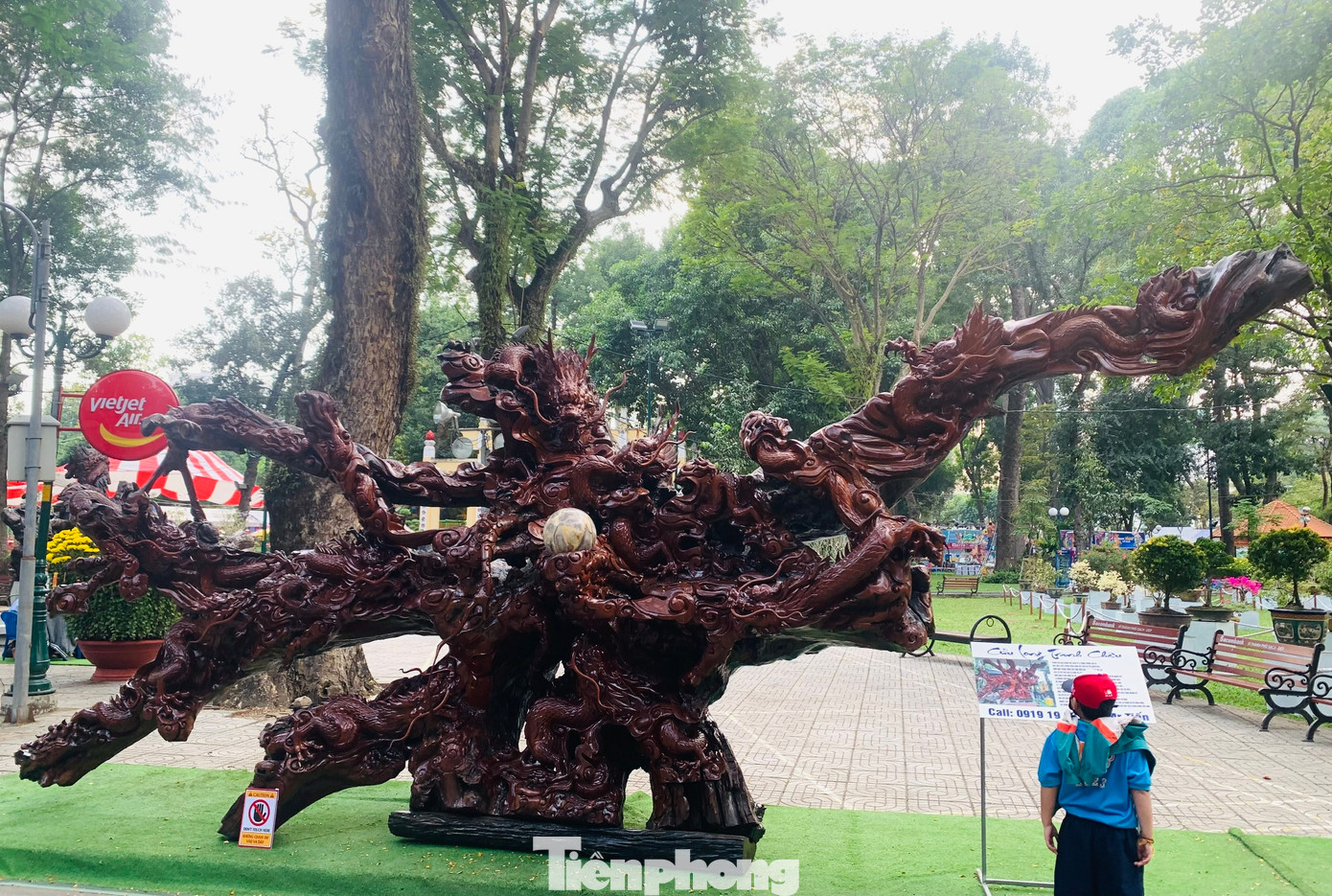 Một tác phẩm nghệ thuật từ gỗ lũa.