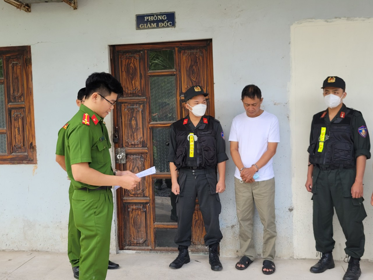 Đối tượng Đào Đức Hạnh (áo trắng) nghe công an đọc lệnh bắt tại nơi làm việc. Đối tượng Đào Đức Hạnh (áo trắng) nghe công an đọc lệnh bắt tại nơi làm việc.