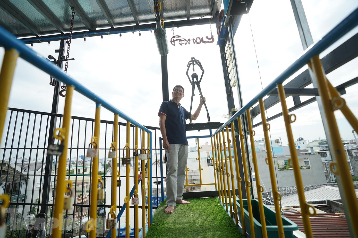 Bên cạnh đó, việc thu gom chai lọ để biến thành những sản phẩm độc đáo phục vụ cuộc sống cũng góp phần bảo vệ môi trường. Cạnh đó, các thành viên trong gia đình ông cũng hình thành thói quen tiết kiệm, tận dụng đồ phế liệu để tái chế thành những vật dụng có ích trong nhà. Ông Bình đang đứng bên cạnh tác phẩm lấy ý tưởng từ việc chiến sĩ công an mơ ước được về bên con khi đi chống dịch làm từ kìm cộng lực cũ và ống nước.