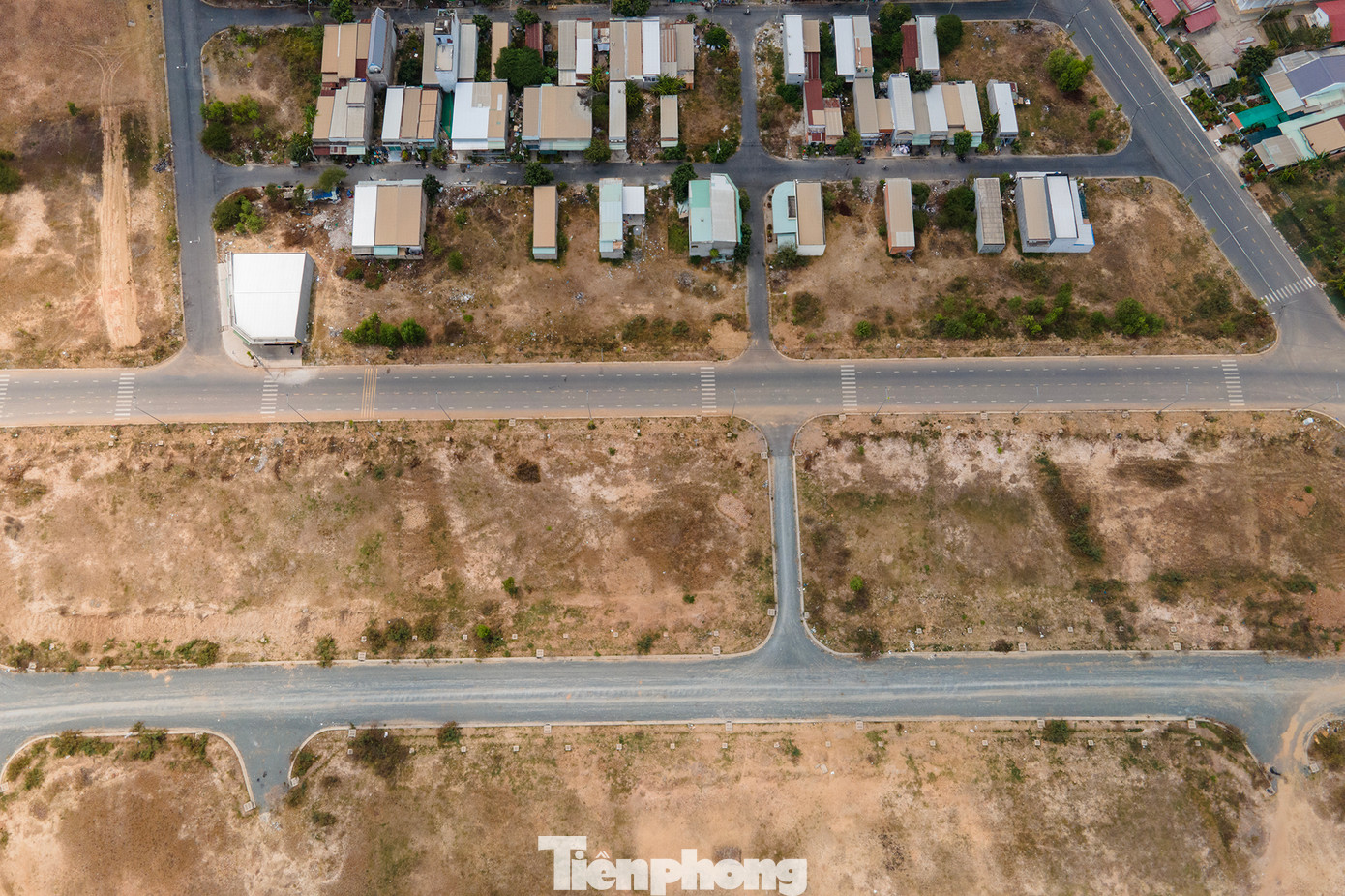 Cụ thể, Chánh Thanh tra Bộ Xây dựng Nguyễn Ngọc Tuấn vừa ký kết luận số 08 &quot;về việc phát triển nhà ở xã hội trên địa bàn tỉnh Long An, giai đoạn 1/1/2016 - 31/12/2021&quot;. Trong đó, Thanh tra Bộ Xây dựng đã chỉ ra sai phạm tại dự án Khu đô thị sân bay (P1, TX. Kiến Tường).