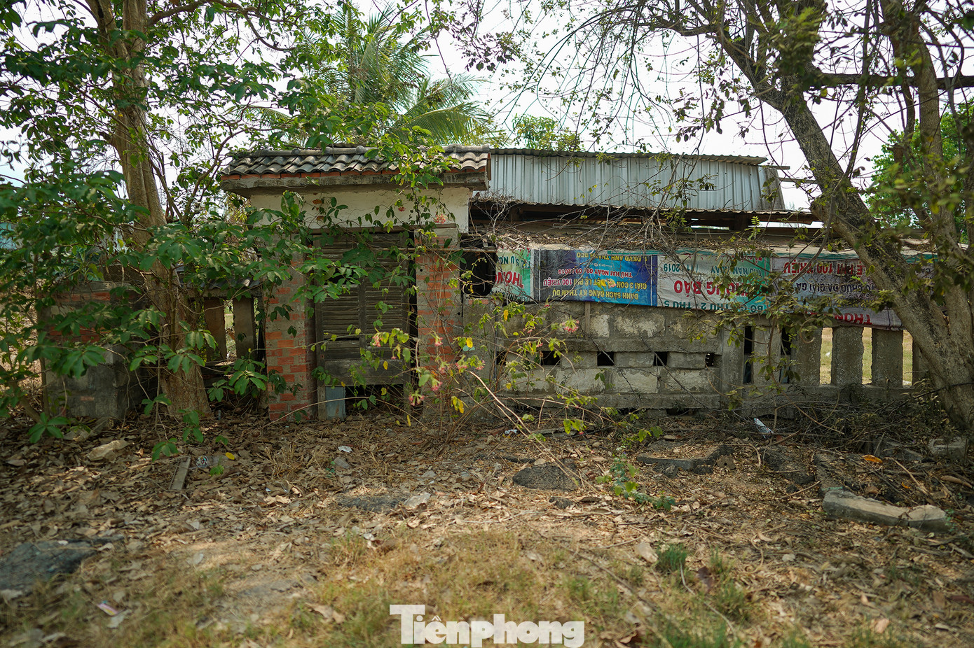 Dấu tích còn lại của một ngôi nhà thuộc khu dân cư trước khi thành lập dự án.