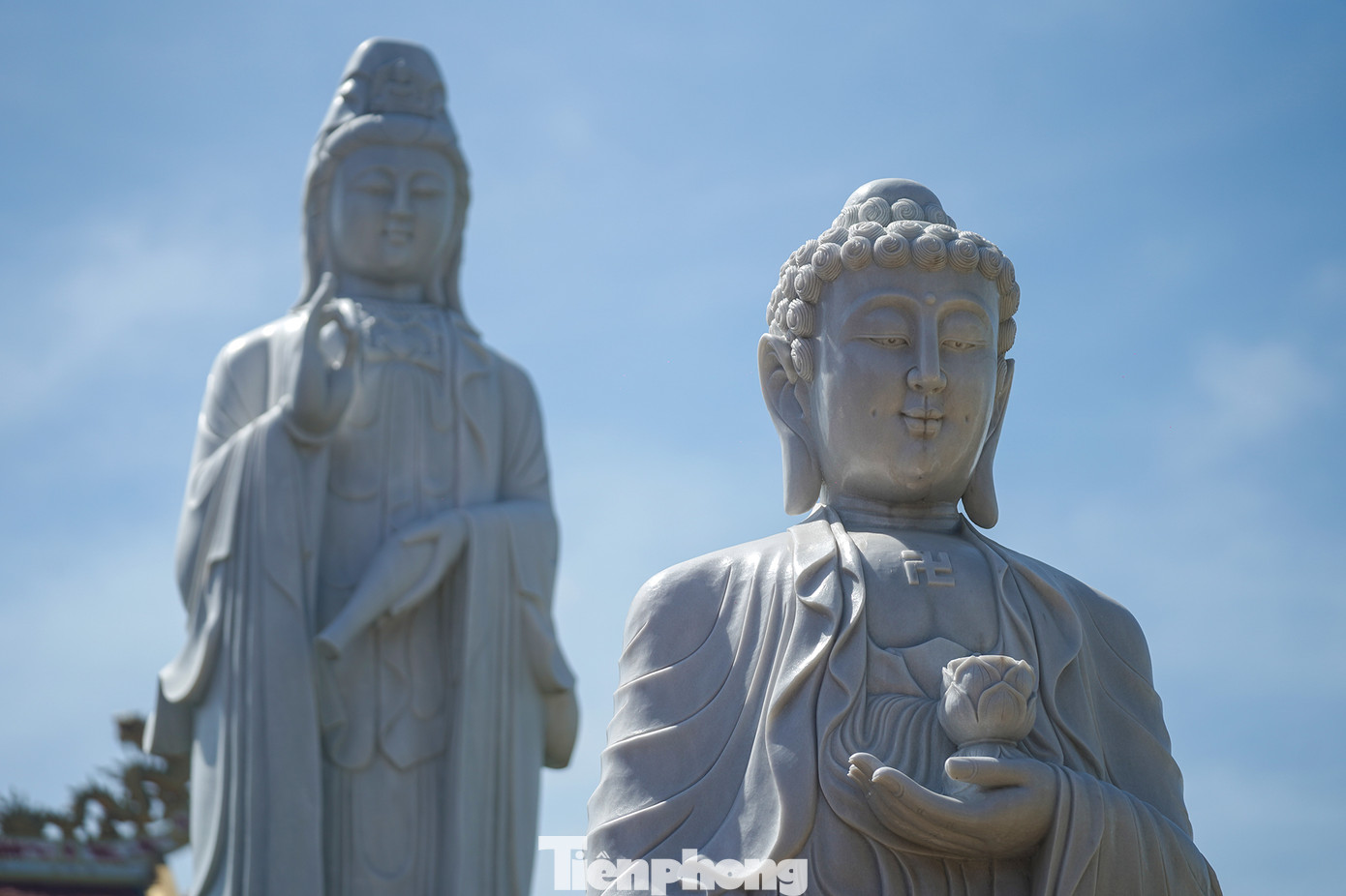 Khoảng không gian trầm mặc trước khuôn viên chùa.