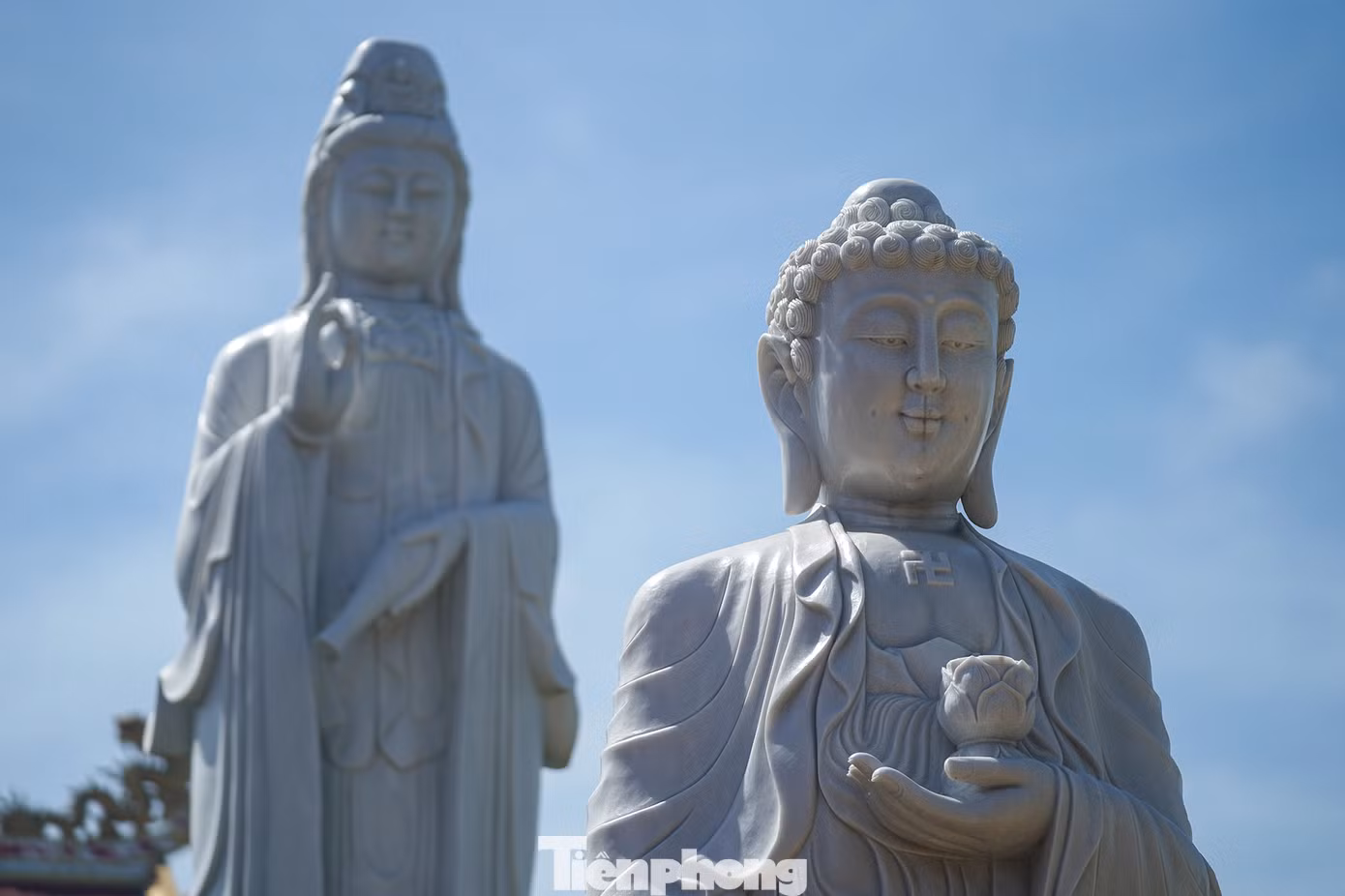 Khoảng không gian trầm mặc trước khuôn viên chùa.